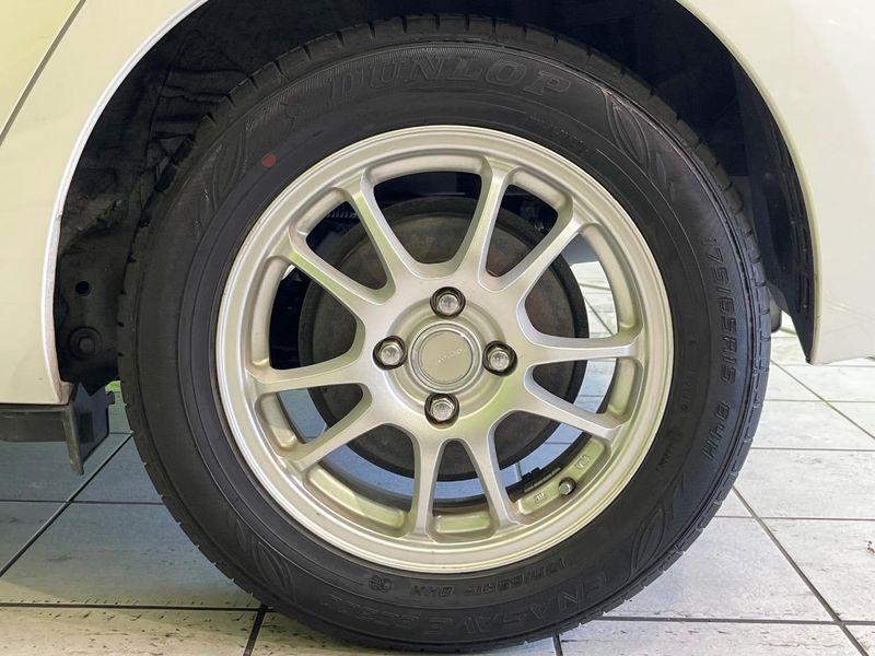 2015 Toyota Aqua DAA-NHP10 (UW-6a89144c0e81c)[4]