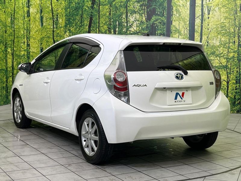 2012 Toyota Aqua DAA-NHP10 (UW-6a89145006992)[14]