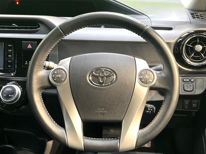 2015 Toyota Aqua DAA-NHP10 (UW-6a89145419a19)[19]