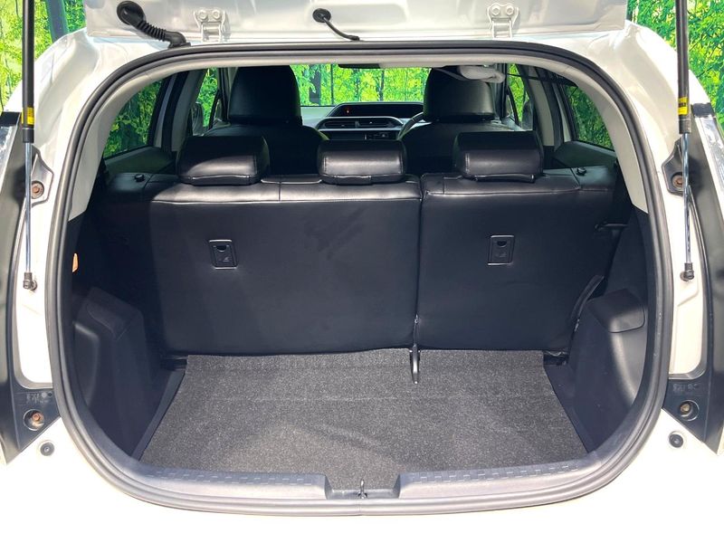 2015 Toyota Aqua DAA-NHP10 (UW-6a89145419a19)[11]