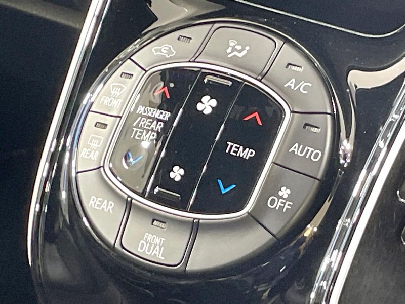 2018 Toyota Noah DBA-ZRR80W (UW-6a891510ca1bc)[24]