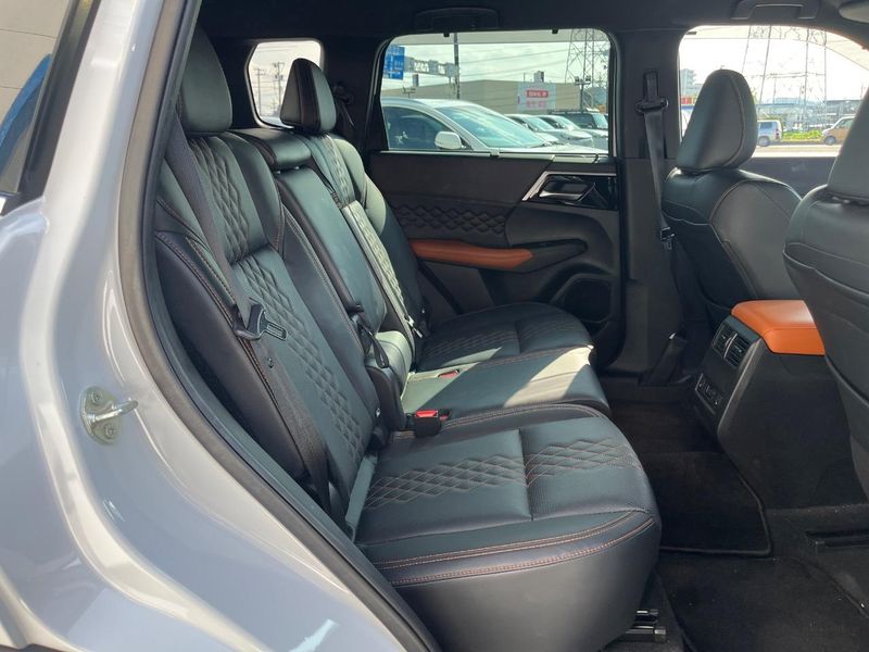 2022 Mitsubishi OUTLANDER PHEV 5LA-GN0W (UW-6a8a63eb601de)[19]