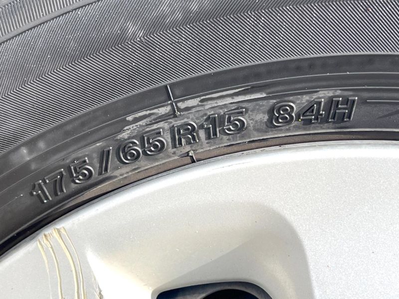 2013 Toyota Aqua DAA-NHP10 (UW-6a8a65e6dcc8e)[10]