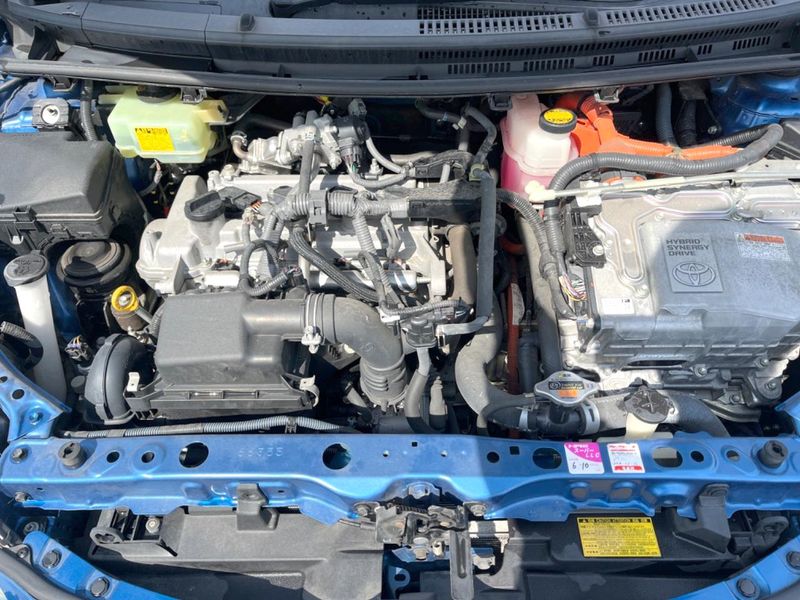 2013 Toyota Aqua DAA-NHP10 (UW-6a8a65e6dcc8e)[4]