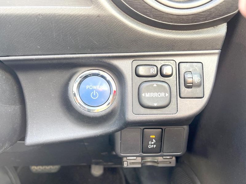 2013 Toyota Aqua DAA-NHP10 (UW-6a8a65e6dcc8e)[28]