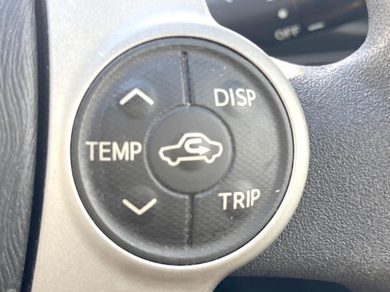 2013 Toyota Aqua DAA-NHP10 (UW-6a8a65e6dcc8e)[23]