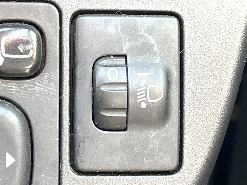 2013 Toyota Aqua DAA-NHP10 (UW-6a8a65e6dcc8e)[29]