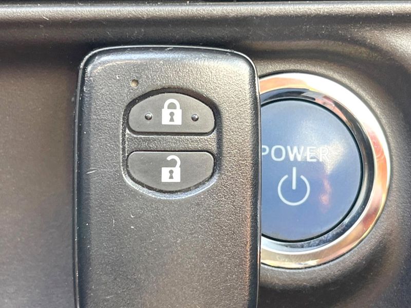 2013 Toyota Aqua DAA-NHP10 (UW-6a8a65e6dcc8e)[27]