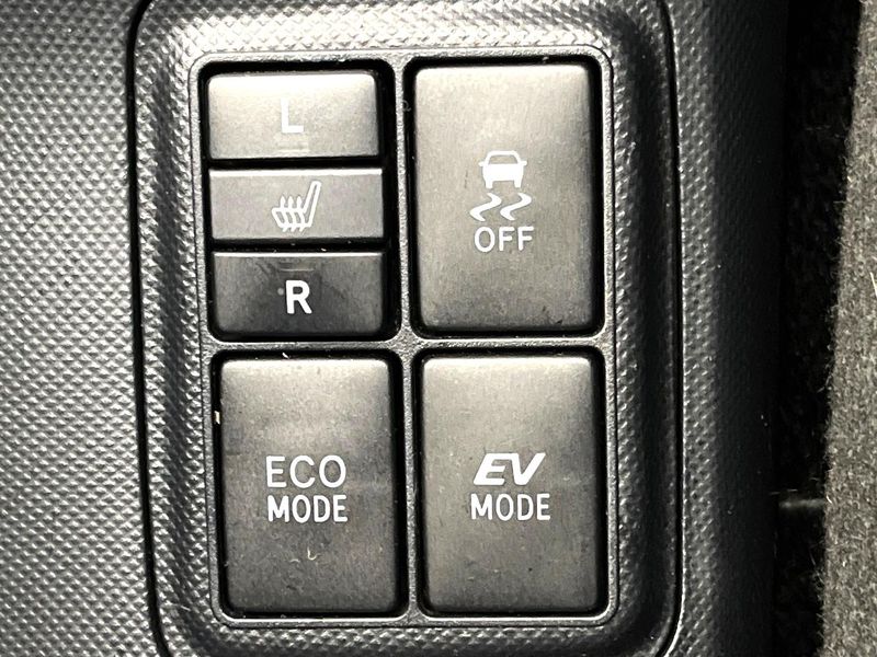 2015 Toyota Aqua DAA-NHP10 (UW-6a8a65e8ef635)[21]