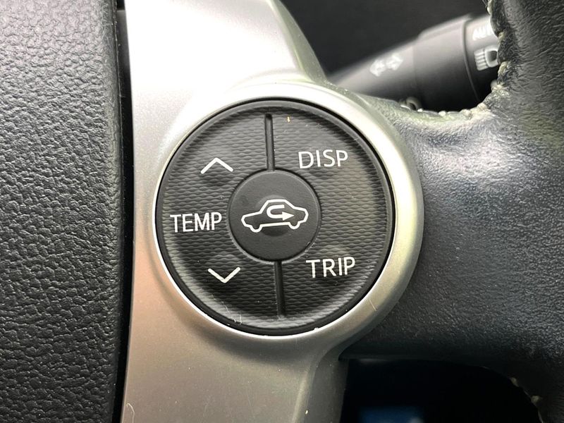 2015 Toyota Aqua DAA-NHP10 (UW-6a8a65e8ef635)[14]
