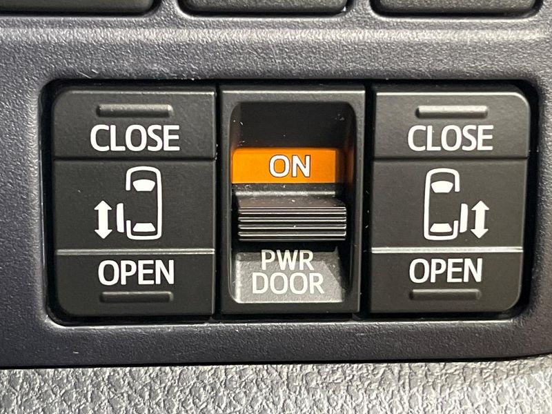2017 Toyota Voxy DBA-ZRR80W (UW-6a8a669ad0ca5)[28]