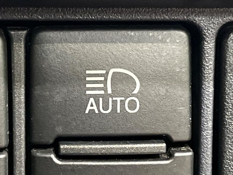 2017 Toyota Voxy DBA-ZRR80W (UW-6a8a669ad0ca5)[25]