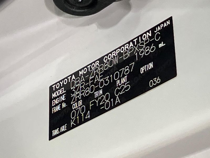 2017 Toyota Voxy DBA-ZRR80W (UW-6a8a669ad0ca5)[1]