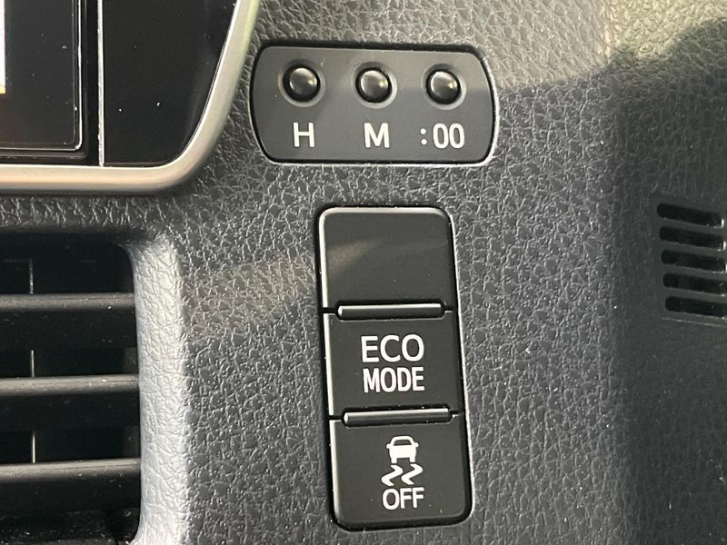2017 Toyota Voxy DBA-ZRR80W (UW-6a8a669ad0ca5)[18]