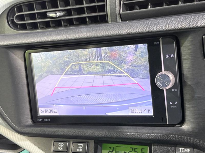 2013 Toyota Aqua DAA-NHP10 (UW-6a8bb74c78dc3)[17]