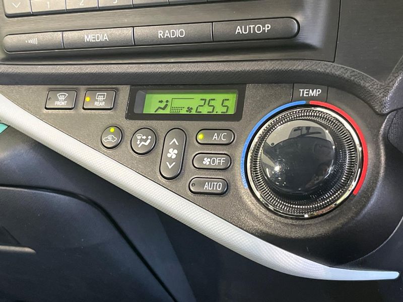 2013 Toyota Aqua DAA-NHP10 (UW-6a8bb74c80598)[10]