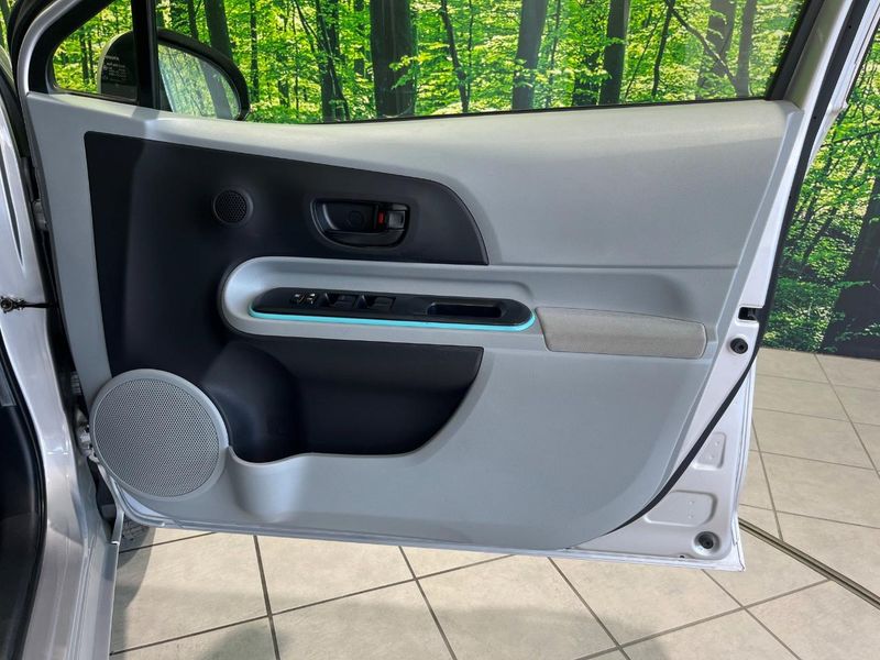 2013 Toyota Aqua DAA-NHP10 (UW-6a8bb74c80598)[24]