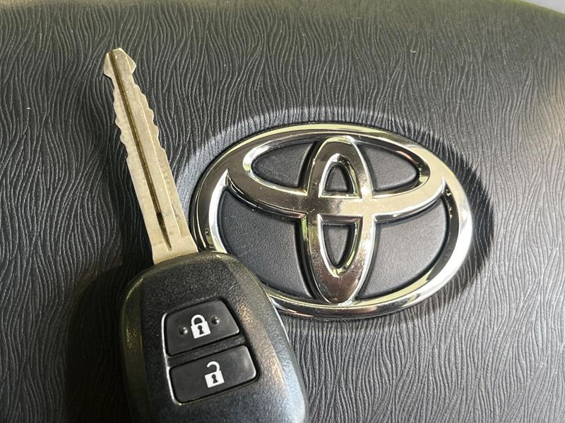 2013 Toyota Aqua DAA-NHP10 (UW-6a8bb74c80598)[8]