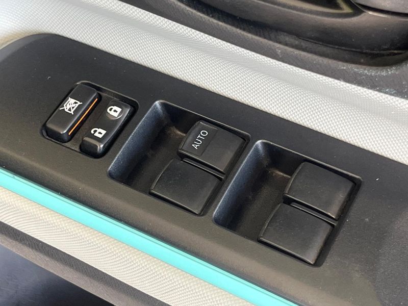 2013 Toyota Aqua DAA-NHP10 (UW-6a8bb74c80598)[22]