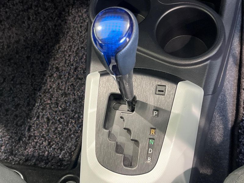 2013 Toyota Aqua DAA-NHP10 (UW-6a8bb74c80598)[11]