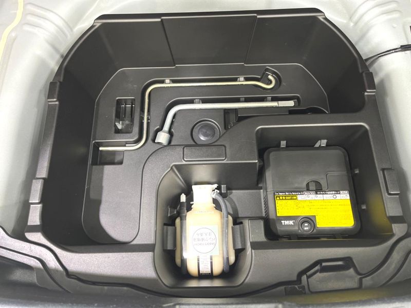 2013 Toyota Aqua DAA-NHP10 (UW-6a8bb74e5fd54)[14]