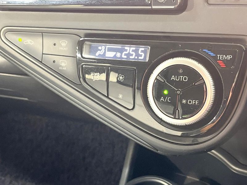 2017 Toyota Aqua DAA-NHP10 (UW-6a8bb7534c7f9)[18]