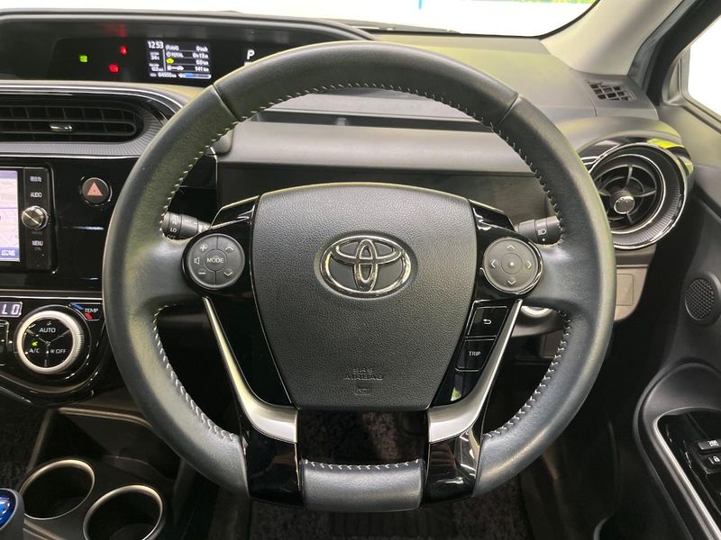 2017 Toyota Aqua DAA-NHP10H (UW-6a8bb75399239)[21]