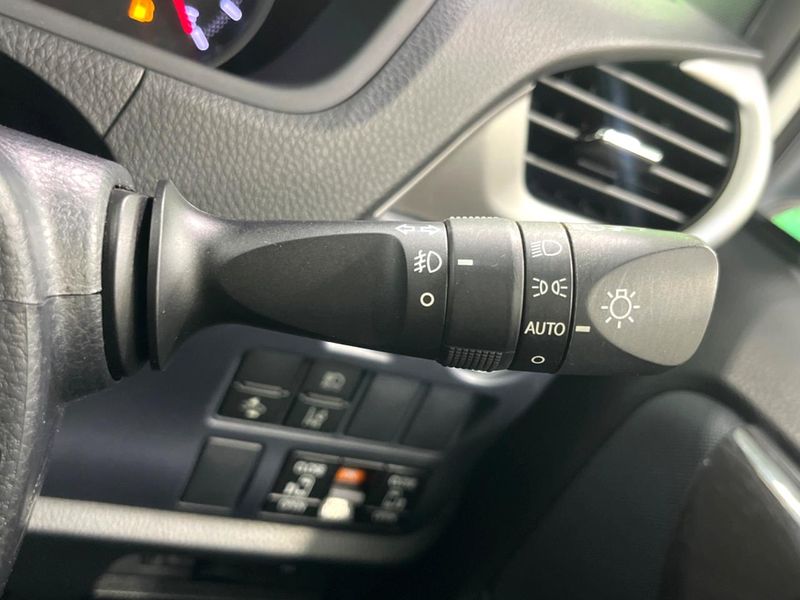 2016 Toyota Voxy DBA-ZRR80W (UW-6a8bb7fc9c0a1)[28]