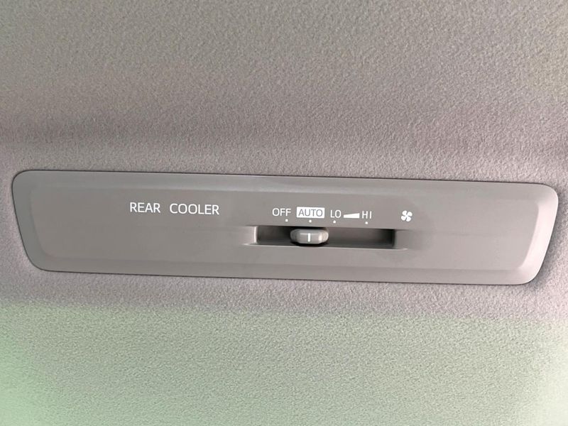 2016 Toyota Voxy DBA-ZRR80W (UW-6a8bb7fc9c0a1)[24]