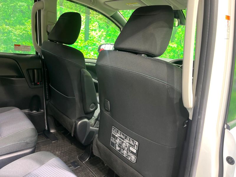 2016 Toyota Voxy DBA-ZRR80W (UW-6a8bb7fc9c0a1)[17]