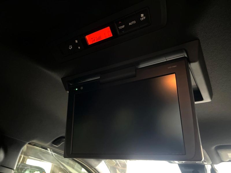 2017 Toyota Voxy DAA-ZWR80W (UW-6a8bb837150fa)[14]