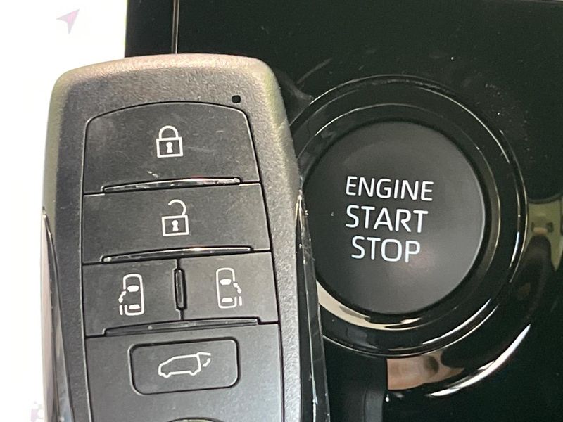 2023 Toyota Voxy 6BA-MZRA90W (UW-6a8d08f3e84cf)[17]
