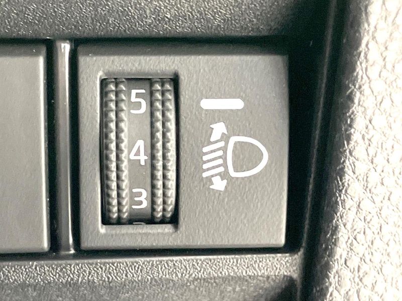 2023 Toyota Voxy 6BA-MZRA90W (UW-6a8d08f421a2d)[28]