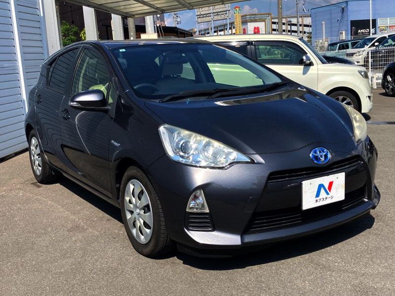 2013 Toyota Aqua DAA-NHP10 (UW-6a8d0905060c0)[9]