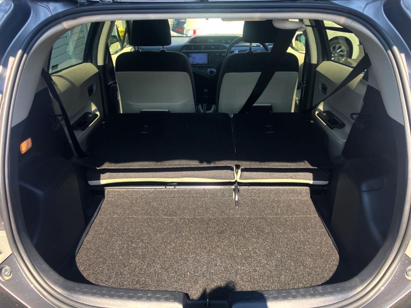 2013 Toyota Aqua DAA-NHP10 (UW-6a8d0905060c0)[25]