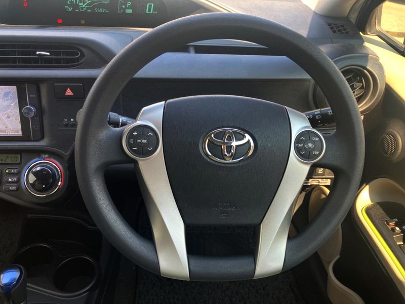 2013 Toyota Aqua DAA-NHP10 (UW-6a8d0905060c0)[29]