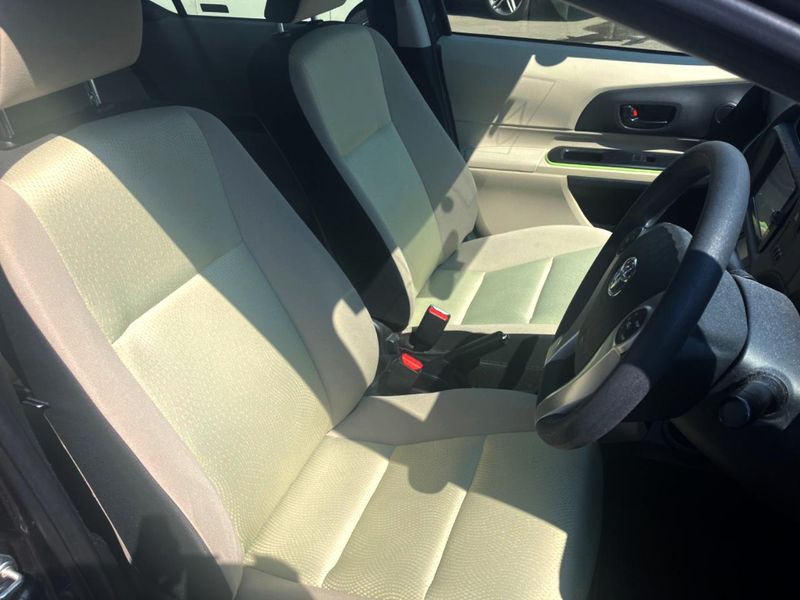 2013 Toyota Aqua DAA-NHP10 (UW-6a8d0905060c0)[12]
