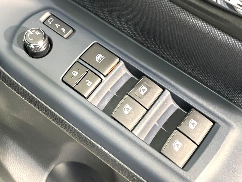 2015 Toyota Voxy DBA-ZRR80W (UW-6a8d09c581df8)[17]