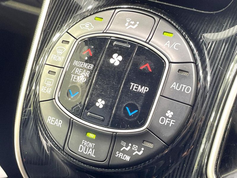 2017 Toyota Esquire DAA-ZWR80G (UW-6a8d0a03f0c59)[10]