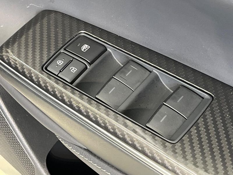 2018 Toyota Crown Hybrid 6AA-AZSH20 (UW-6a8e57e536e37)[26]