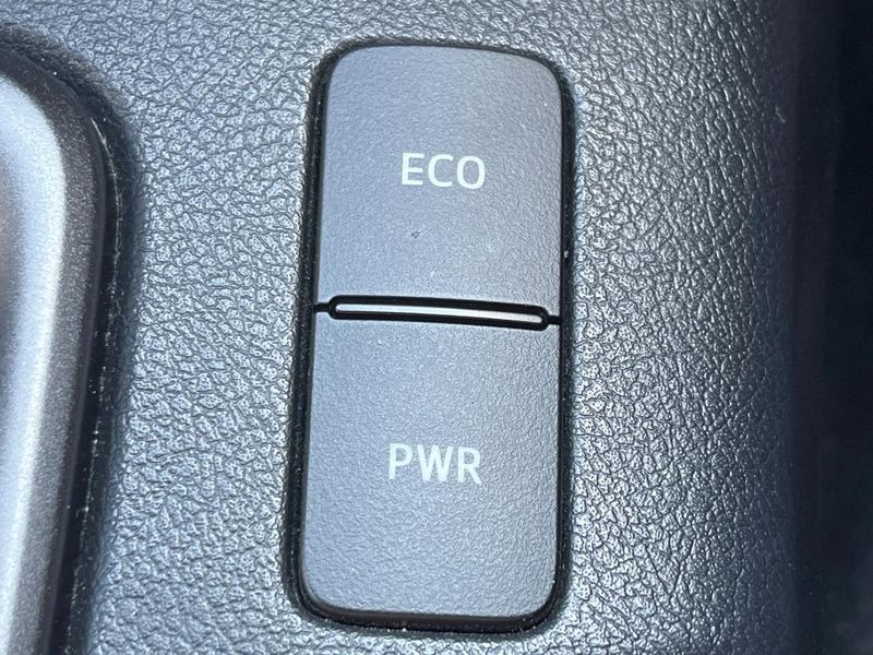 2023 Toyota Hilux 3DF-GUN125 (UW-6a8e58a4b1e79)[22]
