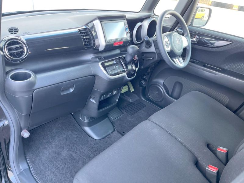 2017 Honda N-BOX CUSTOM DBA-JF1 (UW-6a8e58f207a44)[25]