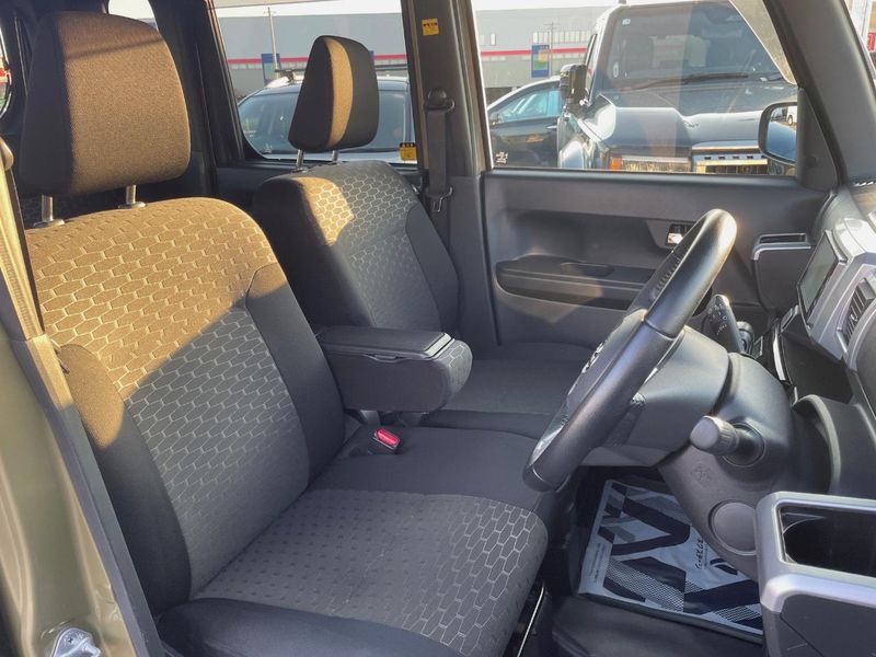 2017 Toyota Pixis Mega DBA-LA700A (UW-6a8e599601c59)[21]
