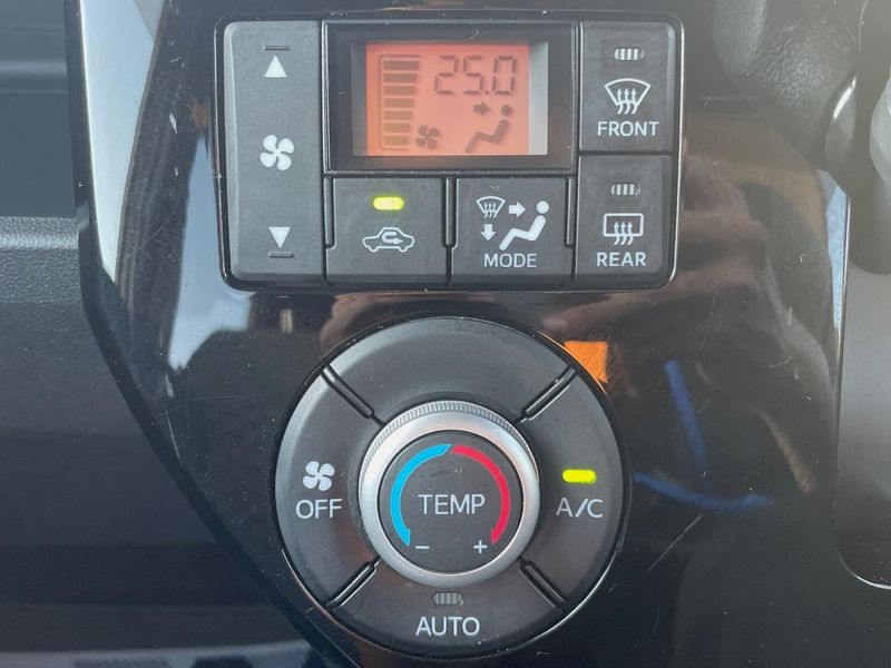 2017 Toyota Pixis Mega DBA-LA700A (UW-6a8e599601c59)[4]