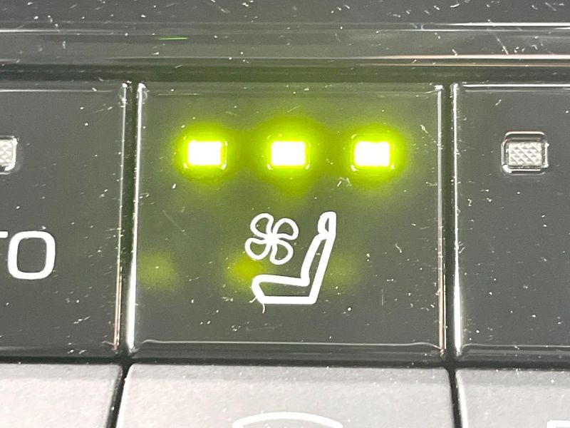 2023 Toyota Prius 6AA-MXWH60 (UW-6a8e5a6f43d2b)[18]