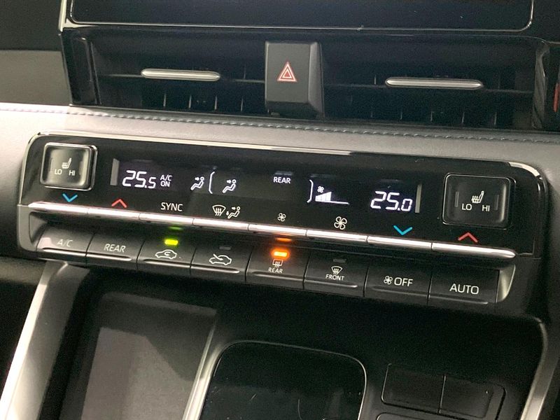 2024 Toyota Voxy 6BA-MZRA90W (UW-6a8e5a8230e39)[29]