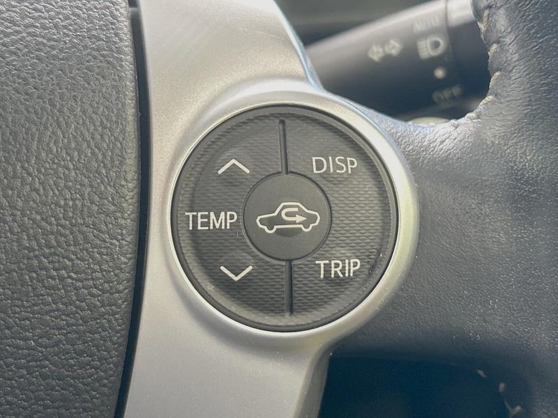 2014 Toyota Aqua DAA-NHP10 (UW-6a8e5a920873a)[28]