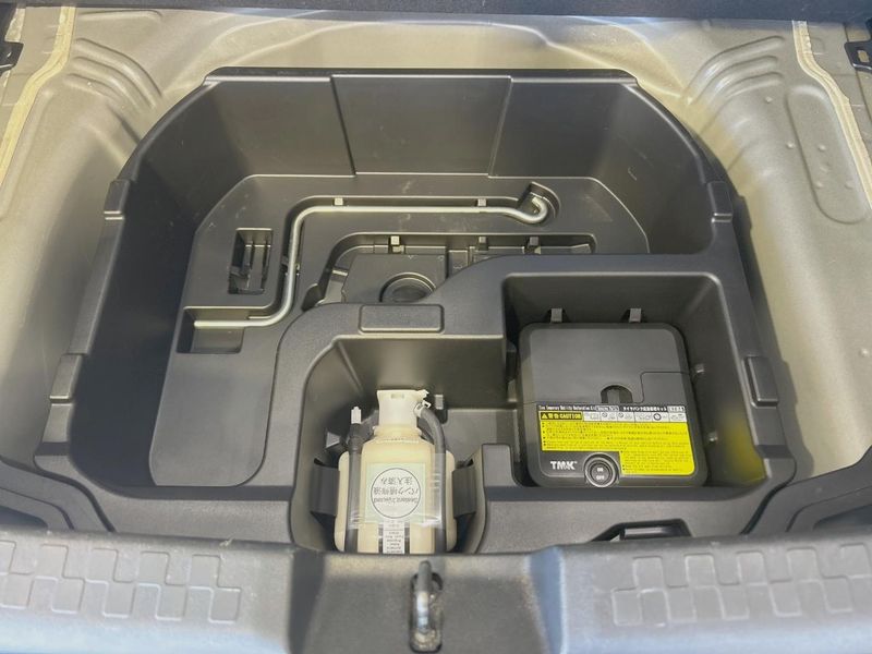 2014 Toyota Aqua DAA-NHP10 (UW-6a8e5a920873a)[9]