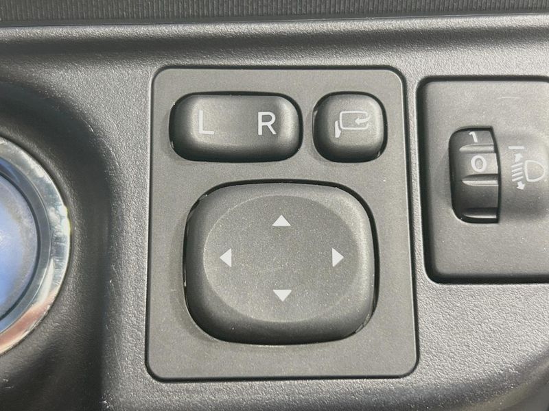 2014 Toyota Aqua DAA-NHP10 (UW-6a8e5a920873a)[17]