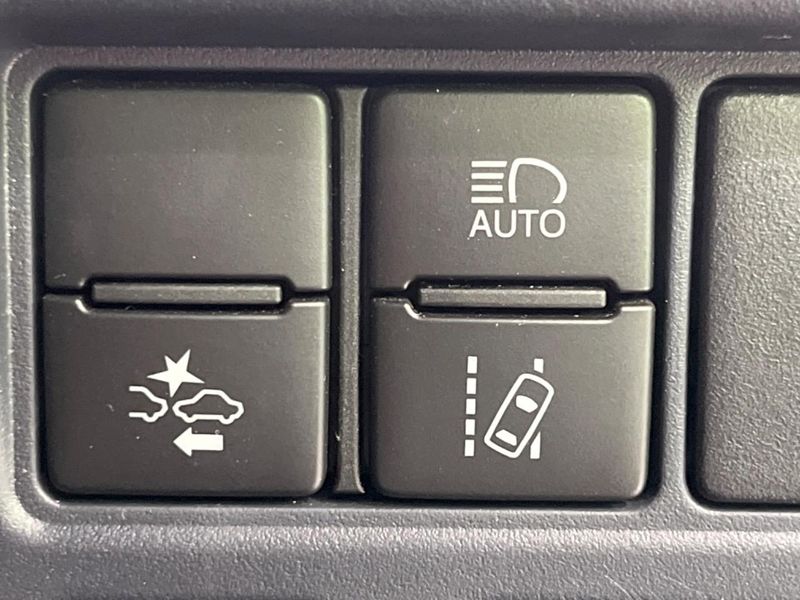 2016 Toyota Voxy DBA-ZRR80W (UW-6a8e5b45478b0)[21]